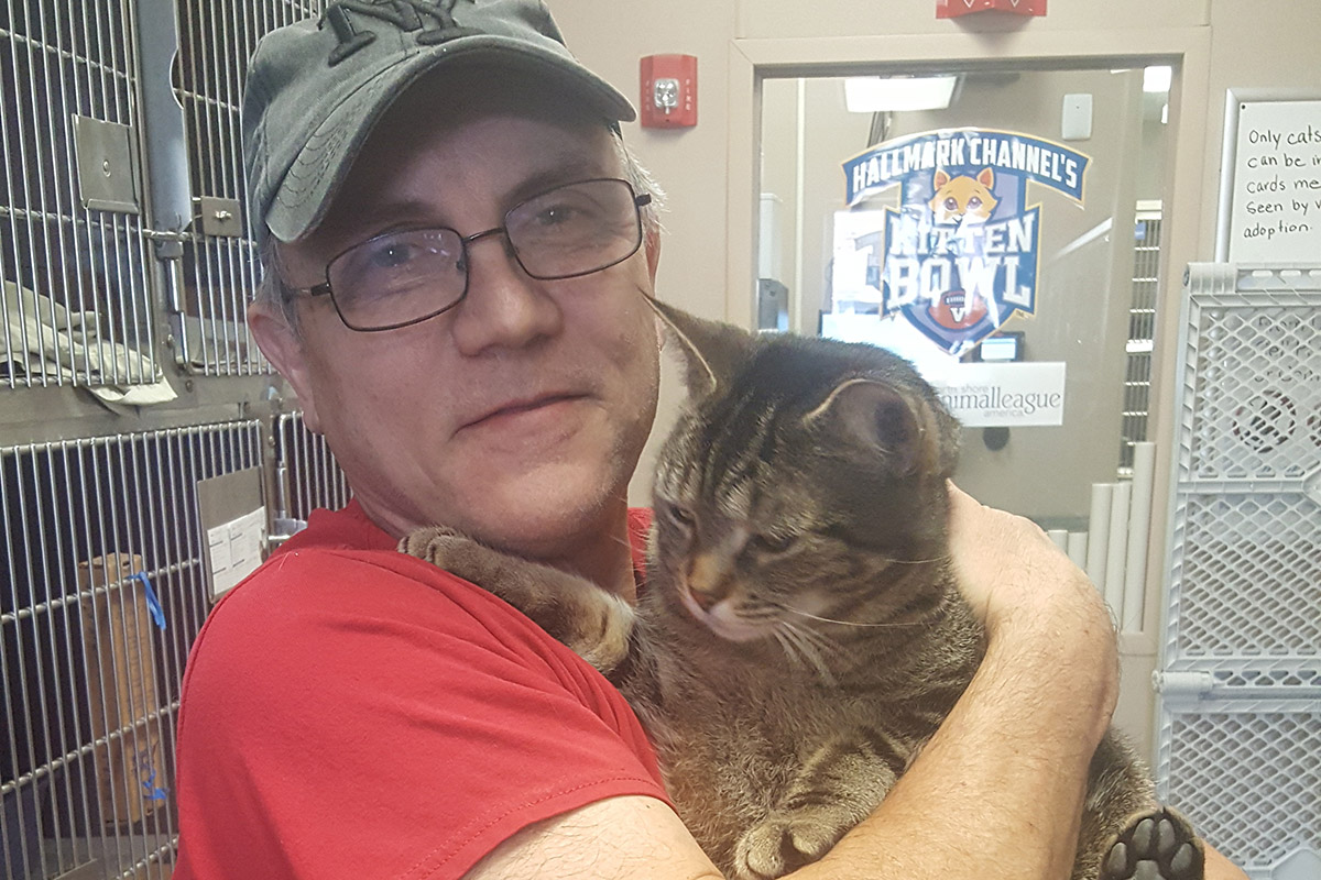 volunteer-month-2018-wk2-robert-winterton-with-brown-tabby